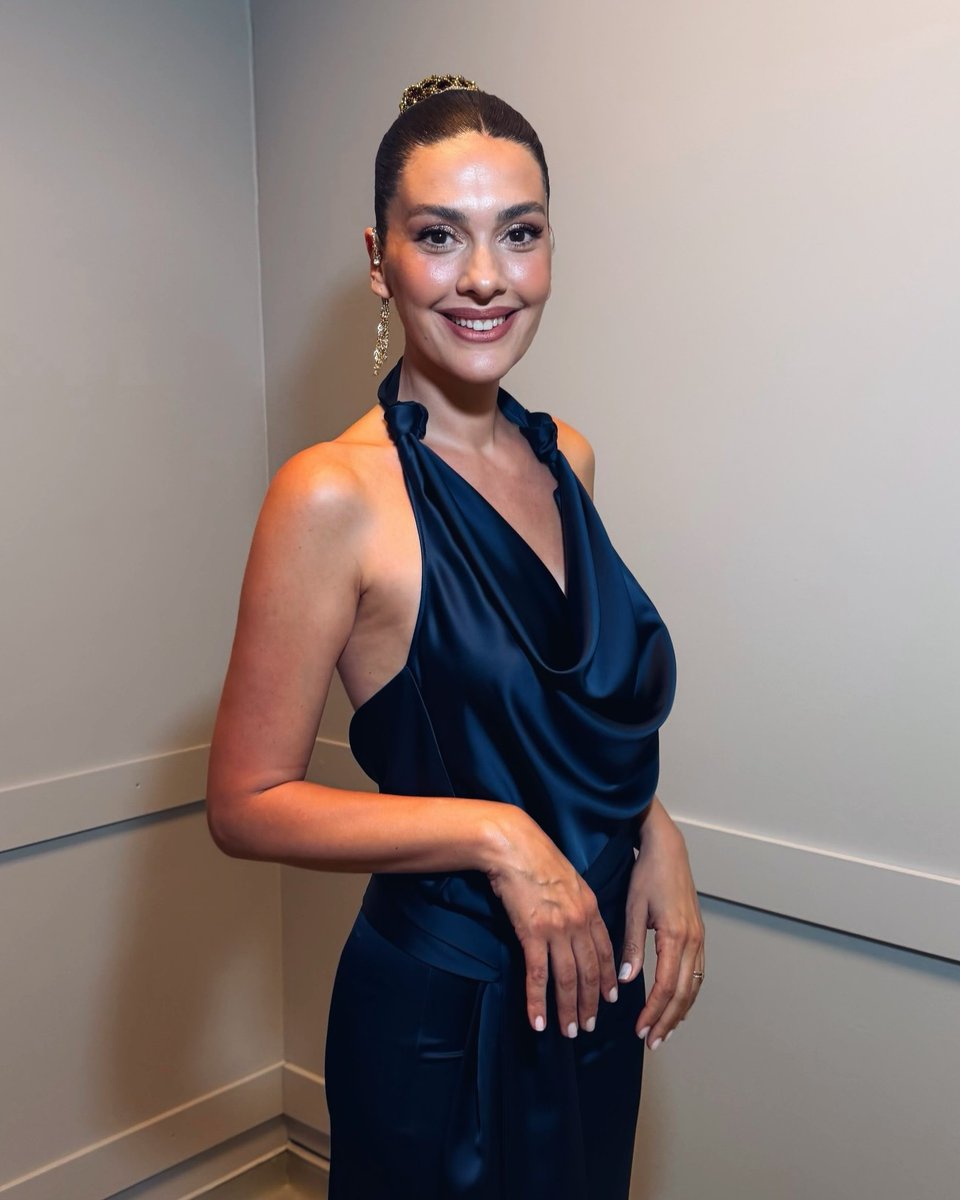 populicc's tweet photo. Bergüzar Korel: "Ben uçaktan korkuyorum, çok korkuyorum.

O yüzden uçağa bindiğim an dünyayla bütün bağlantımı koparıyorum. Göz bandı, kulaklık falan takıyorum." https://t.co/eEShpgjZJo