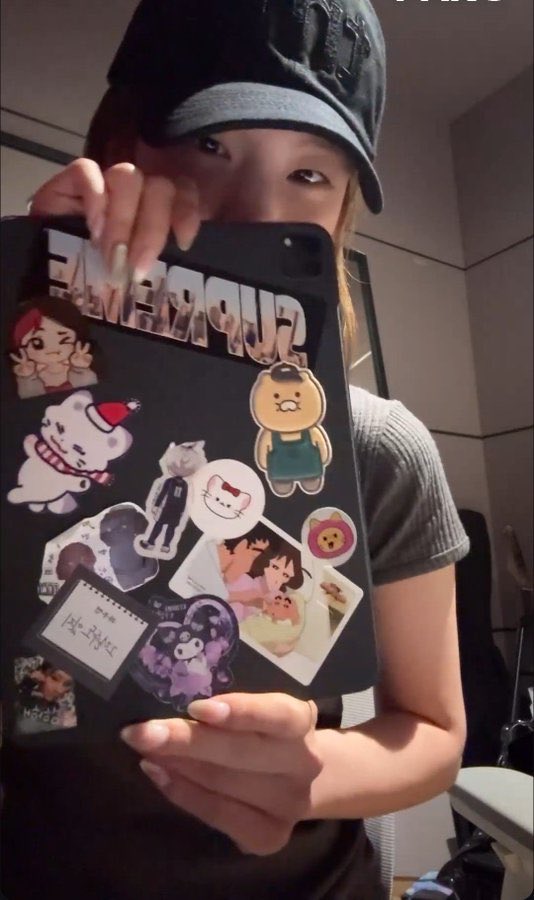 yescoitzhere's tweet photo. the stickers on yeji’s ipad 😭 https://t.co/fZW7WQAQ34