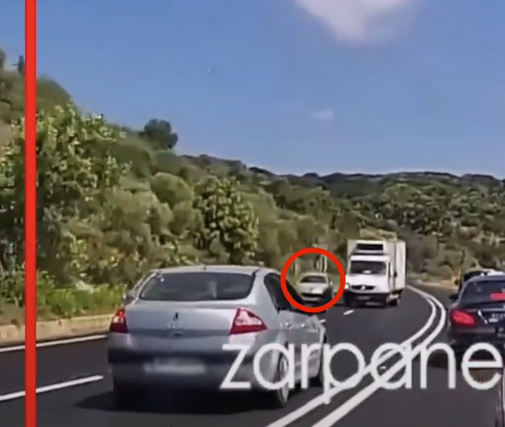 empulsew's tweet photo. @FtagJim Αν ο οδηγός του φορτηγού το έκοβε ένα κλικ παραπάνω δεξιά, άκλαυτος θα πήγαινε ο οδηγός του αυτοκινήτου στον κόκκινο κύκλο και ούτε θα καταλάβαινε τι έγινε! Και όλα αυτά για έναν παπάρα που του κρύβουν και τις πινακίδες μη χεσω! https://t.co/N1T1ioCvGA