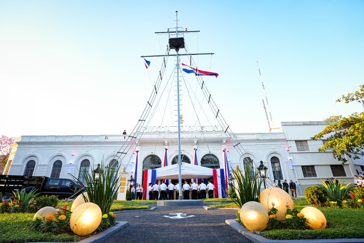 SantiPenap's tweet photo. Honrar la historia de nuestras Fuerzas Armadas es mantener vivo el legado de quienes sirven a la patria con valentía. En el Cuartel General del Comando de la Armada, inauguramos el Portal de Honor y Memoria, la Galería de Comandantes y Héroes Navales, y la Sala de Planificación y Dirección Estratégica. Damos este paso con el firme compromiso de seguir dotando a nuestras fuerzas de las herramientas necesarias para anticipar y enfrentar los desafíos del futuro.