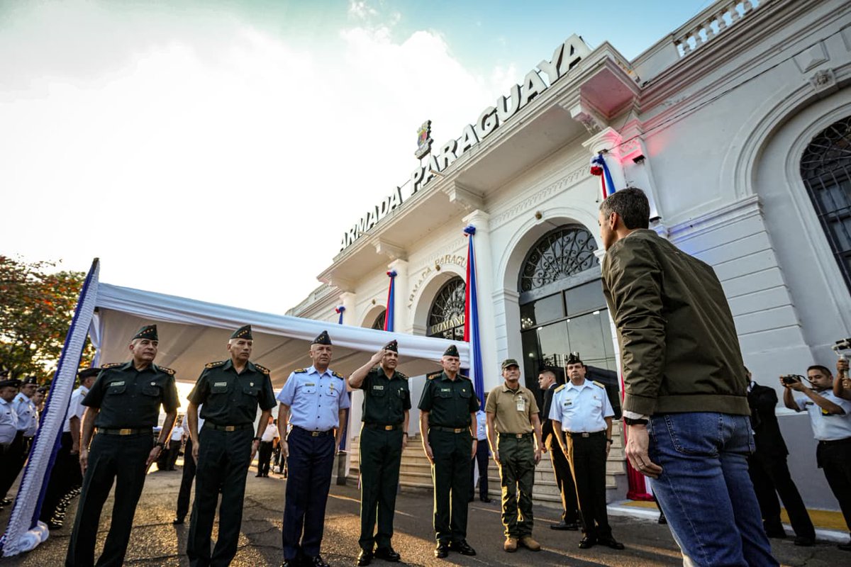 SantiPenap's tweet photo. Honrar la historia de nuestras Fuerzas Armadas es mantener vivo el legado de quienes sirven a la patria con valentía. En el Cuartel General del Comando de la Armada, inauguramos el Portal de Honor y Memoria, la Galería de Comandantes y Héroes Navales, y la Sala de Planificación y Dirección Estratégica. Damos este paso con el firme compromiso de seguir dotando a nuestras fuerzas de las herramientas necesarias para anticipar y enfrentar los desafíos del futuro.