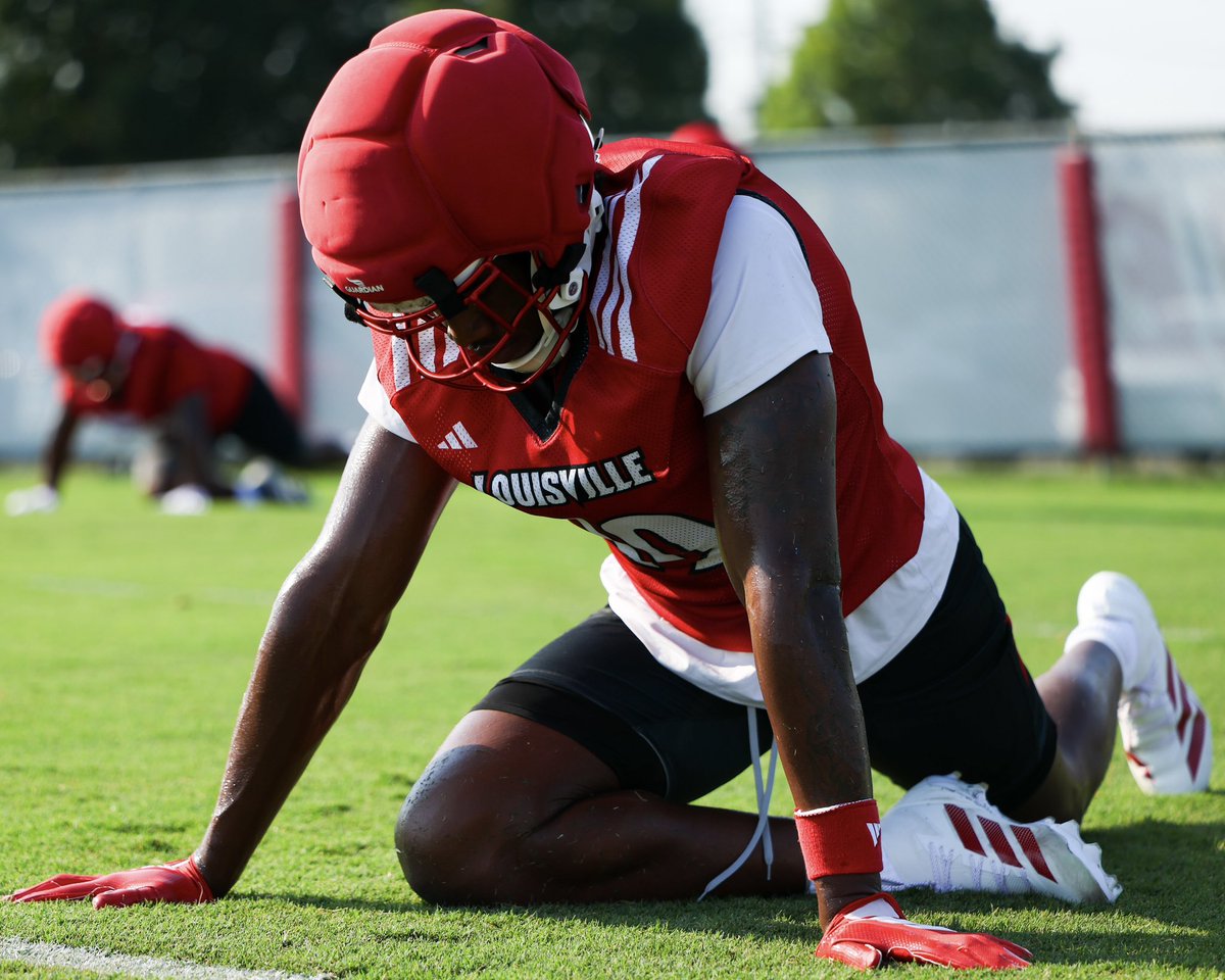 LouisvilleFB's tweet photo. Just getting warmed up 

#GoCards https://t.co/TwBuMPuNCF