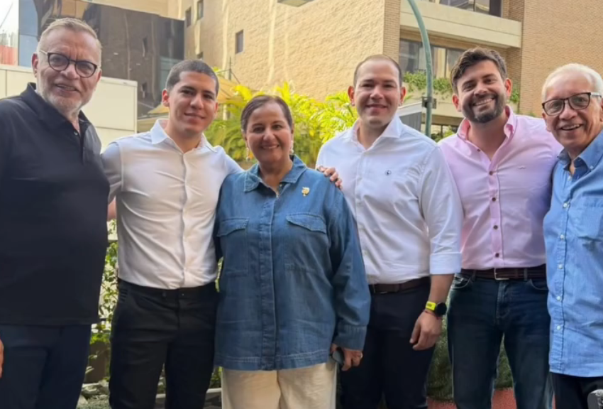 Gbastidas's tweet photo. La delegación de la AN 2015 comenzó la jornada de instalación de la mesa de diálogo reuniéndose con el tiktoker Kilómetro y con el activista de VP Jesús González. https://t.co/LgntVcZKLP