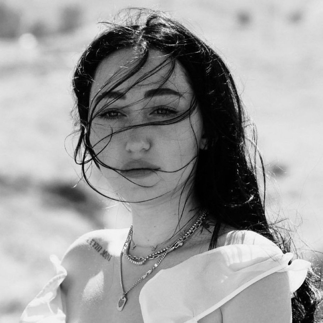 NoahCyrus_PT's tweet photo. Ladies and gentleman: Noah Cyrus. https://t.co/Q2opOuTOb3