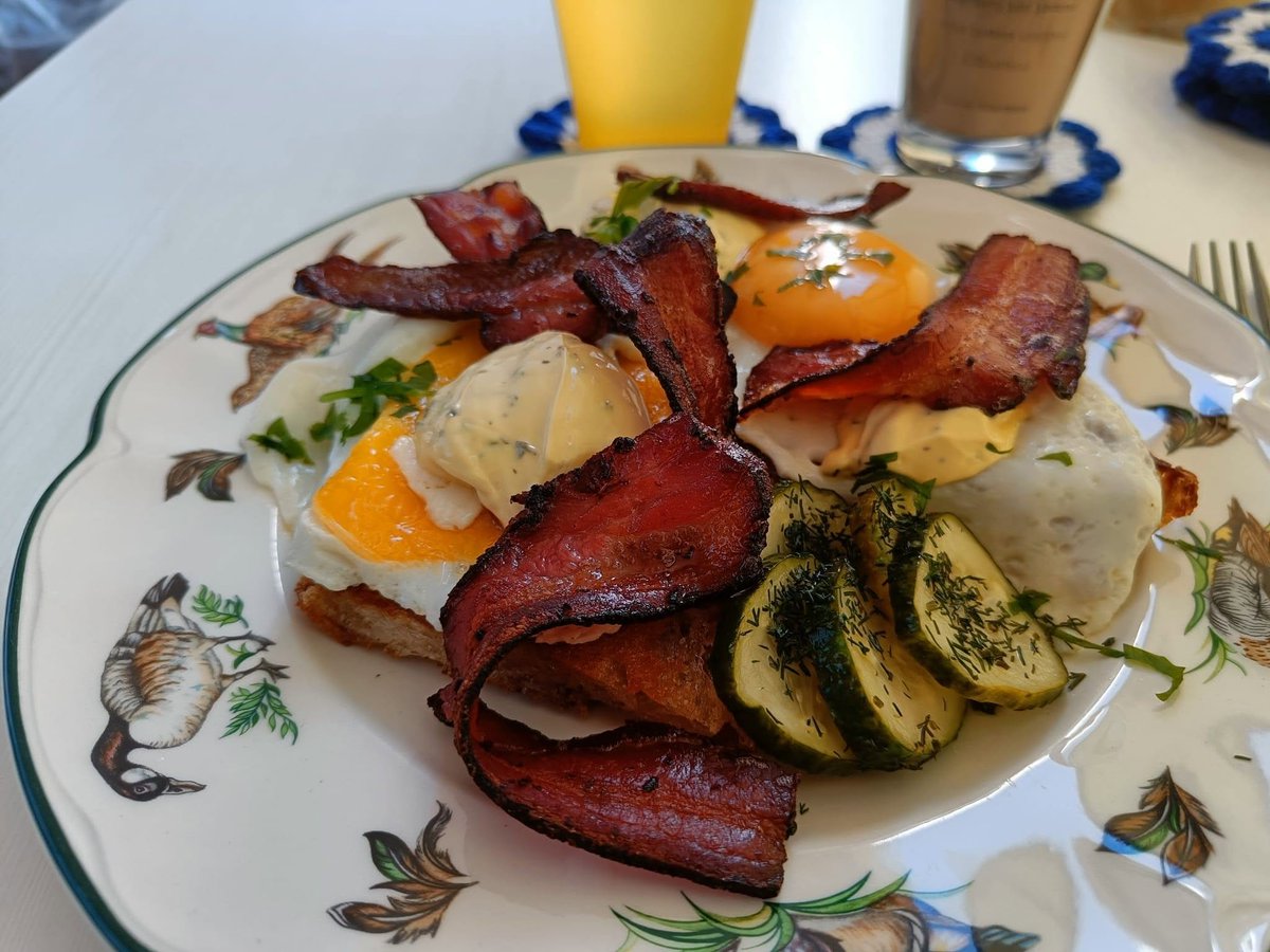 HilpoJuhana's tweet photo. Breakfast
Warm bacon and egg sandwiches with béarnaise sauce.
- Grandma's cucumber salad
The sourdough barley bread was toasted until crispy in the bacon fat.
1/5
#breakfast #bacon #eggs #baconeggsandwich #sourdough #fromscratch #drycured #homemade https://t.co/85n5FUykxM