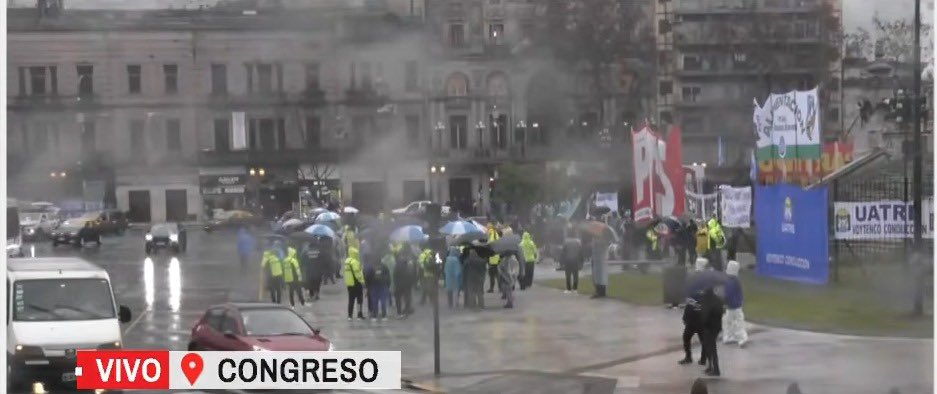 nosoypitti's tweet photo. Jajajaja esta es la famosa marcha de la ley de tierras que tanto rompieron los huevos? Habían mas personas en el baño de nisman https://t.co/Fb9BkcSpaT