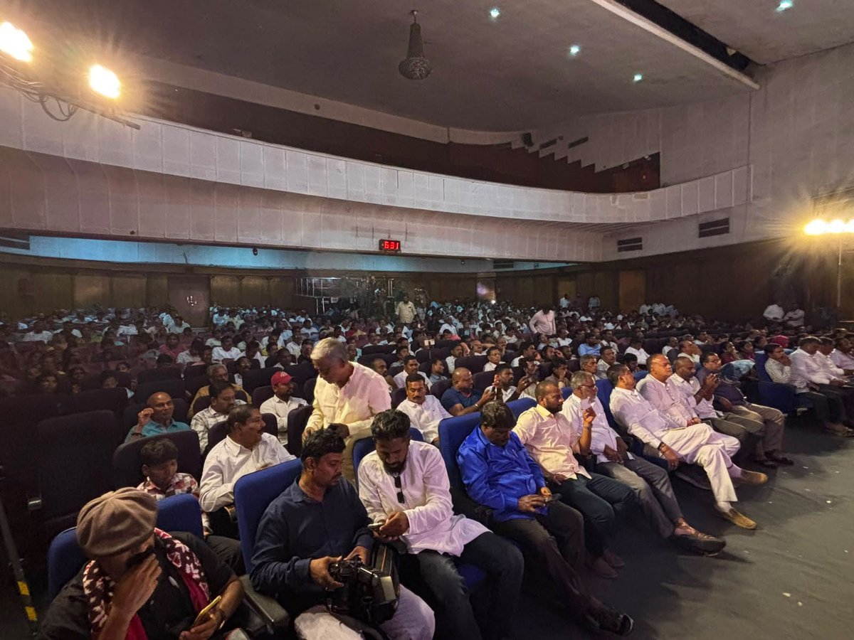 eprabuddhbharat's tweet photo. प्रसिद्ध विद्रोही कवी आणि विचारवंत गदर यांच्या तिसऱ्या स्मृतिदिनानिमित्त गदर फाउंडेशनतर्फे आयोजित कार्यक्रमात वंचित बहुजन आघाडीचे राष्ट्रीय अध्यक्ष ॲड. प्रकाश आंबेडकर उपस्थित होते.

यावेळी ॲड. आंबेडकर यांनी गदर यांच्या विचारांचे स्मरण करत आजच्या काळातील सामाजिक आणि वैचारिक आव्हानांवर आपले विचार मांडले. यावेळी कार्यक्रमाला मोठ्या संख्येने नागरिकांची उपस्थिती होती.

#Gaddar #GaddarMemorialDay #GaddarFoundation #PrakashAmbedkar #VanchitBahujanAghadi #VBA #Hyderabad #RevolutionaryPoet #SocialJustice #SocialReform