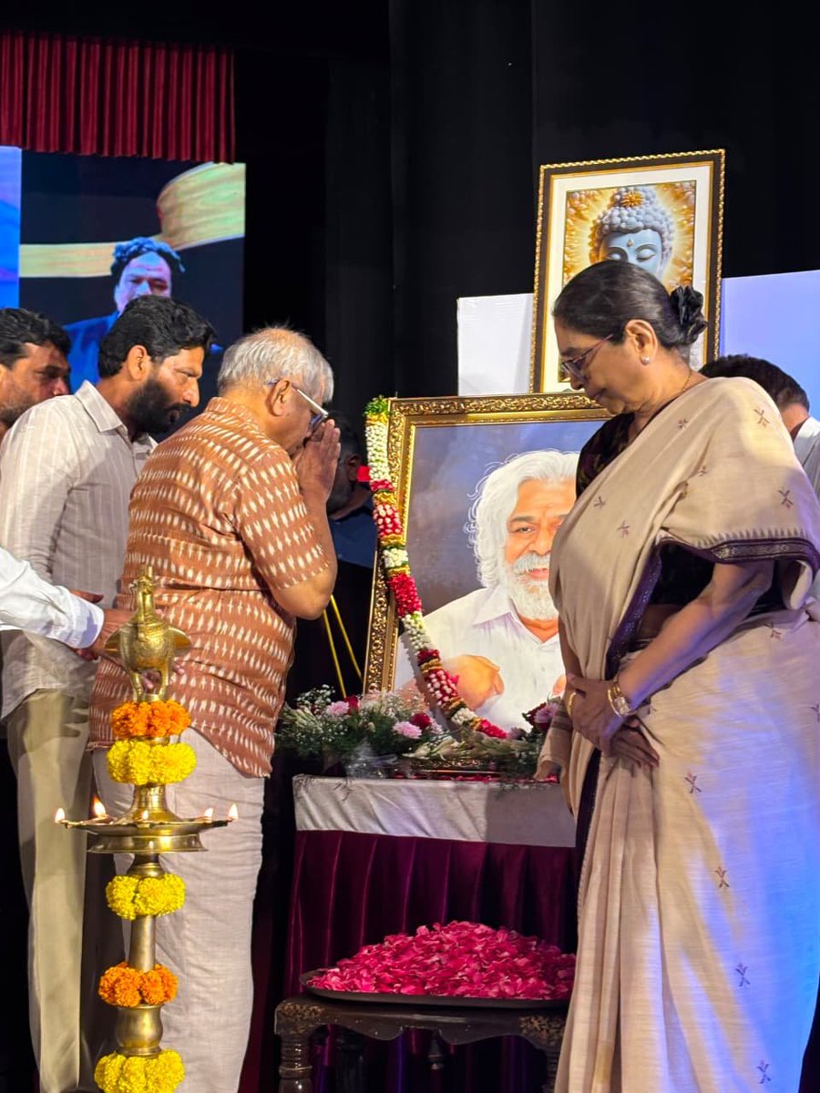 eprabuddhbharat's tweet photo. प्रसिद्ध विद्रोही कवी आणि विचारवंत गदर यांच्या तिसऱ्या स्मृतिदिनानिमित्त गदर फाउंडेशनतर्फे आयोजित कार्यक्रमात वंचित बहुजन आघाडीचे राष्ट्रीय अध्यक्ष ॲड. प्रकाश आंबेडकर उपस्थित होते.

यावेळी ॲड. आंबेडकर यांनी गदर यांच्या विचारांचे स्मरण करत आजच्या काळातील सामाजिक आणि वैचारिक आव्हानांवर आपले विचार मांडले. यावेळी कार्यक्रमाला मोठ्या संख्येने नागरिकांची उपस्थिती होती.

#Gaddar #GaddarMemorialDay #GaddarFoundation #PrakashAmbedkar #VanchitBahujanAghadi #VBA #Hyderabad #RevolutionaryPoet #SocialJustice #SocialReform