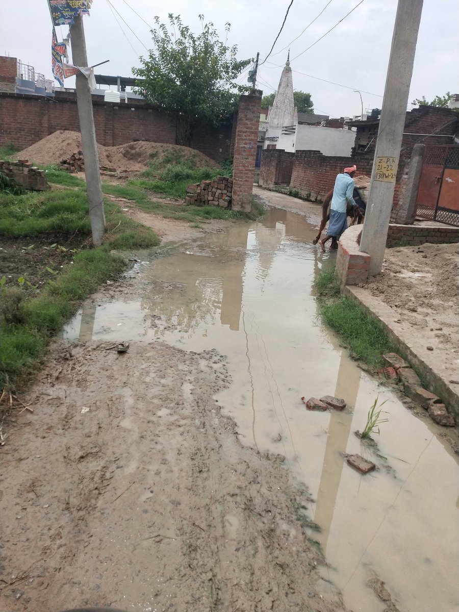 ankitchaudh123's tweet photo. @cdokaushambi @CommissionerPrg महोदय यह हमारे ग्राम मखऊपुर की मुख्य रोड है जोकि 15 सालो से जर्जर है और पानी भरा रहता है महोदय इसमे से रोजाना बच्चे स्कूल व बूढ़े अपने काम व मातायें बहने निकलती है महोदय आपसे अनुरोध है कि इसका स्थलीय निरीक्षण कराकर इसको दोबारा जल्द से जल्द बनवायाजाय https://t.co/F8IPTuFpni