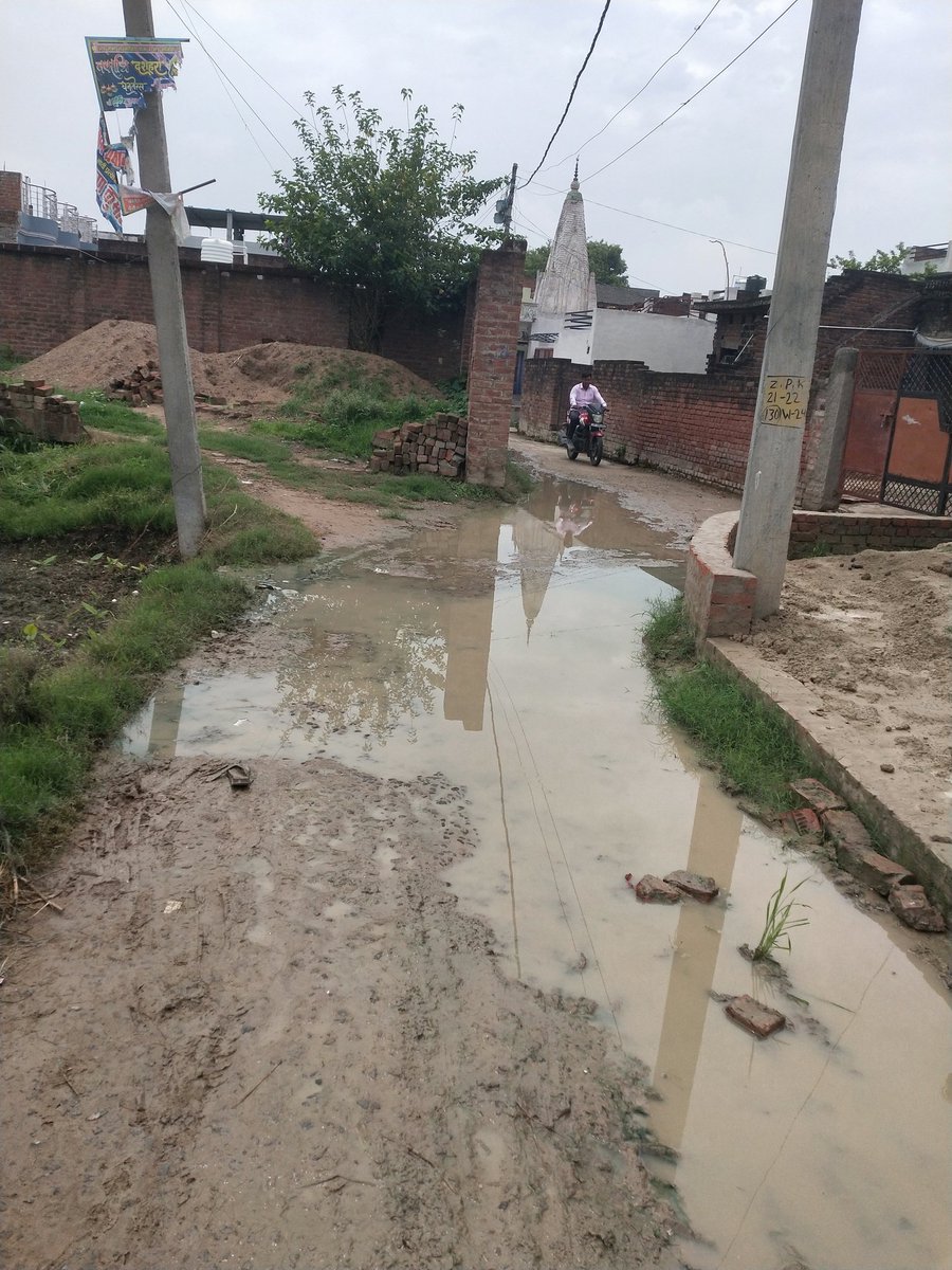 ankitchaudh123's tweet photo. @cdokaushambi @CommissionerPrg महोदय यह हमारे ग्राम मखऊपुर की मुख्य रोड है जोकि 15 सालो से जर्जर है और पानी भरा रहता है महोदय इसमे से रोजाना बच्चे स्कूल व बूढ़े अपने काम व मातायें बहने निकलती है महोदय आपसे अनुरोध है कि इसका स्थलीय निरीक्षण कराकर इसको दोबारा जल्द से जल्द बनवायाजाय https://t.co/F8IPTuFpni