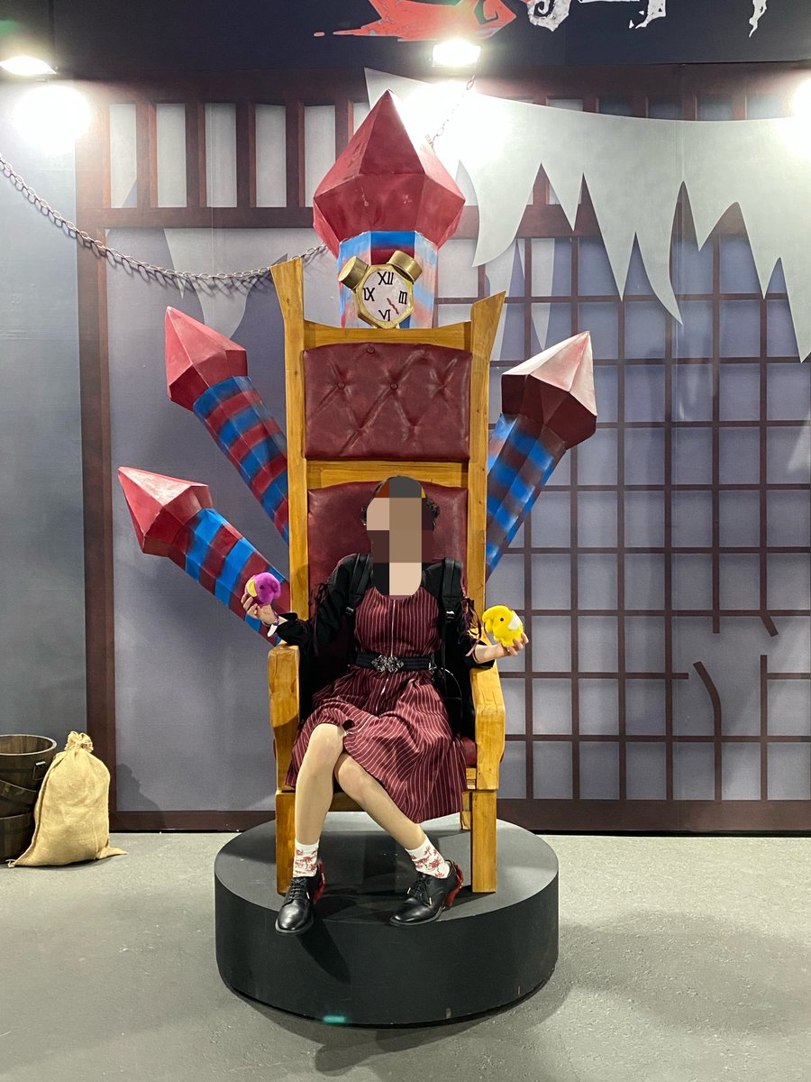 hbrs27's tweet photo. 自身が座るロケットチェア(動くver)
ポツン……てなってて多分地下吊りされて誰も救助来てないんだと思う😞
外から見れる選手たちの巨大画像(自由にメッセージ書ける)

覇者ぽっぽヽ(；▽；)ノ！！！ https://t.co/f06hdamW9R