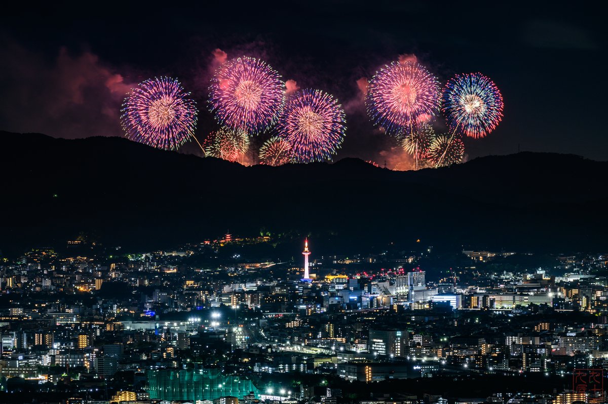 _yata's tweet photo. 2026/8/6　第40回 2026びわ湖大花火大会!!
京都から京都タワー越しに撮ってきました
比良山地を超える巨大な花火が圧巻でした

#京都よきかな https://t.co/xrsNlqY5NV
