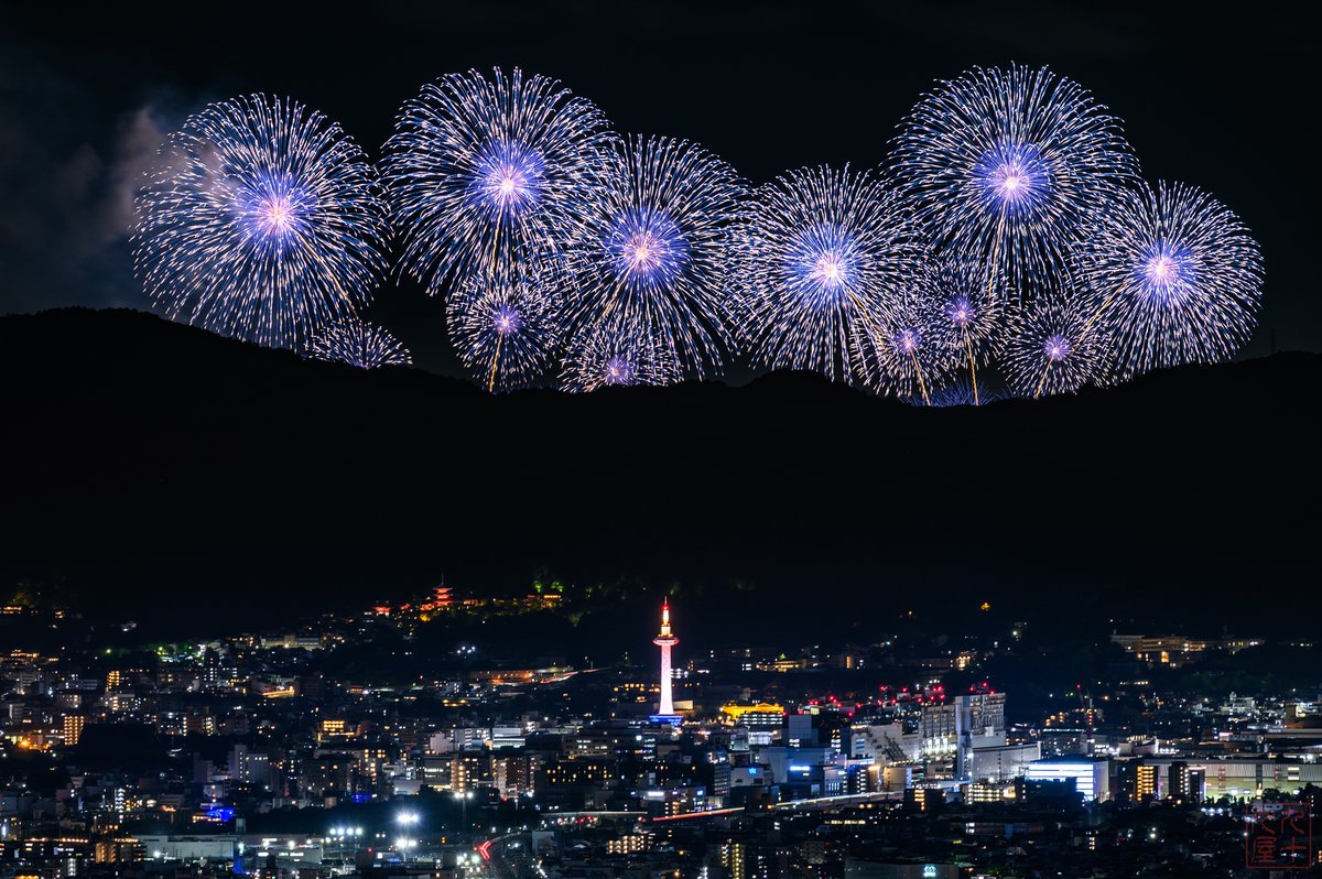 _yata's tweet photo. 2026/8/6　第40回 2026びわ湖大花火大会!!
京都から京都タワー越しに撮ってきました
比良山地を超える巨大な花火が圧巻でした

#京都よきかな https://t.co/xrsNlqY5NV