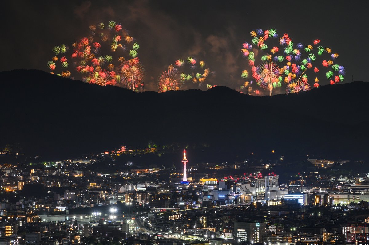_yata's tweet photo. 2026/8/6　第40回 2026びわ湖大花火大会!!
京都から京都タワー越しに撮ってきました
比良山地を超える巨大な花火が圧巻でした

#京都よきかな https://t.co/xrsNlqY5NV
