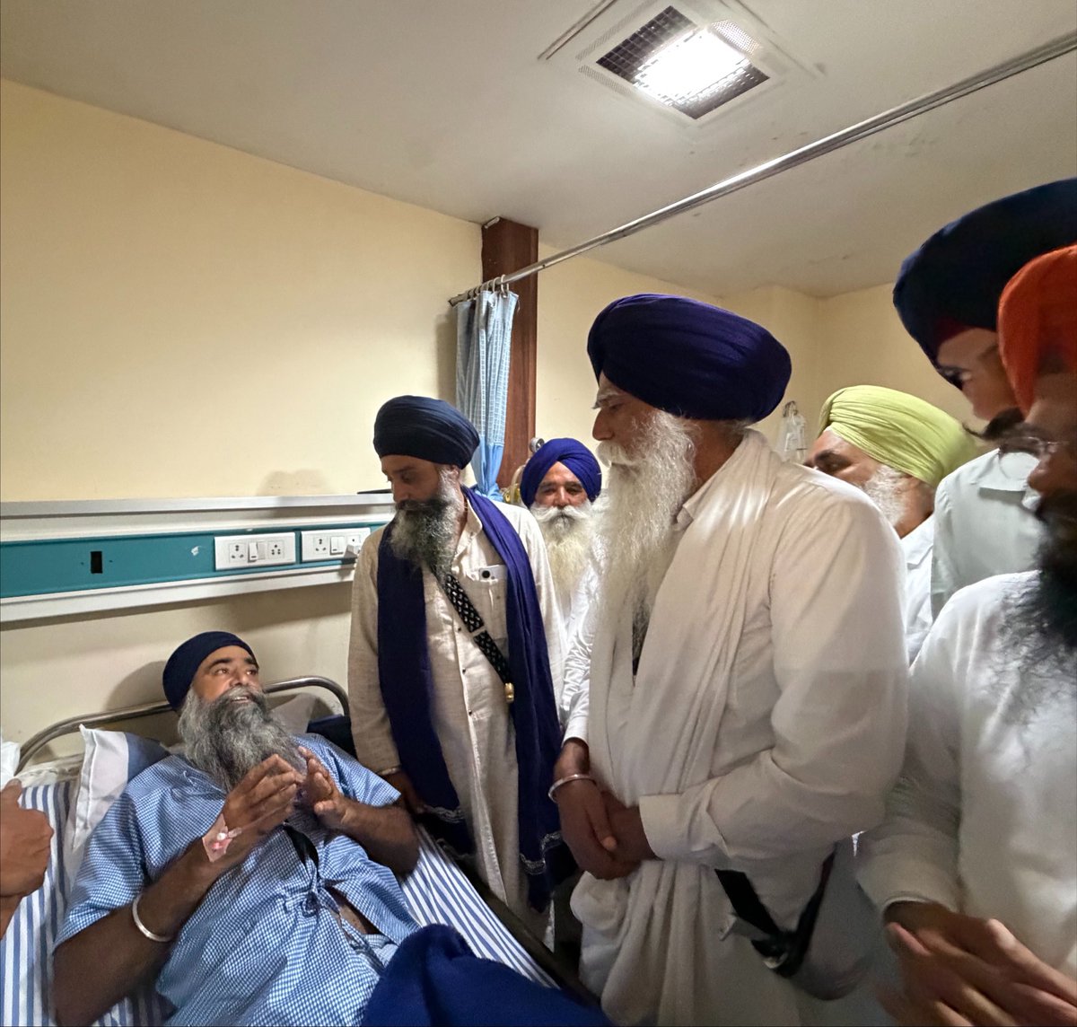 TarsemSofficial's tweet photo. ਬੀਤੇ ਦਿਨ ਹਲਕਾ ਪੱਟੀ (ਤਰਨ ਤਾਰਨ) ਵਿਖੇ ਭਾਈ ਹਰਪ੍ਰੀਤ ਸਿੰਘ ਅਤੇ ਉਨ੍ਹਾਂ ਦੇ ਸਾਥੀਆਂ ਉੱਤੇ ਅਣਪਛਾਤੇ ਹਮਲਾਵਰਾਂ ਵੱਲੋਂ ਗੋਲੀਆਂ ਚਲਾ ਕੇ ਜਾਨਲੇਵਾ ਹਮਲਾ ਕੀਤਾ ਗਿਆ। ਇਸ ਹਮਲੇ ਵਿੱਚ ਉਨ੍ਹਾਂ ਦੇ ਸਾਥੀ ਗੰਭੀਰ ਰੂਪ ਵਿੱਚ ਜ਼ਖ਼ਮੀ ਹੋ ਗਏ ।।
ਅੱਜ ਅਕਾਲੀ ਦਲ ‘ਵਾਰਿਸ ਪੰਜਾਬ ਦੇ’ ਜਥੇਬੰਦੀ ਦੀ ਸੀਨੀਅਰ ਲੀਡਰਸ਼ਿਪ ਵੱਲੋਂ ਜ਼ਖ਼ਮੀ ਨੌਜਵਾਨਾਂ ਨਾਲ ਮੁਲਾਕਾਤ ਕਰਕੇ ਉਨ੍ਹਾਂ ਦਾ ਹਾਲ-ਚਾਲ ਜਾਣਿਆ ਗਿਆ ਅਤੇ ਪਰਿਵਾਰਾਂ ਨਾਲ ਦੁੱਖ ਸਾਂਝਾ ਕੀਤਾ ਗਿਆ।
ਨਾਲ ਹੀ ਅਸੀਂ ਪੰਜਾਬ ਸਰਕਾਰ ਨੂੰ ਅਪੀਲ ਕਰਦੇ ਹਾਂ ਕਿ ਜੋ ਸਰਕਾਰ ਹਰ ਰੋਜ਼ ਗੈਂਗਸਟਰਵਾਦ ਖ਼ਤਮ ਕਰਨ ਦੇ ਵੱਡੇ-ਵੱਡੇ ਦਾਅਵੇ ਕਰਦੀ ਹੈ, ਉਹ ਇਸ ਮੰਦਭਾਗੀ ਘਟਨਾ ਦੇ ਦੋਸ਼ੀਆਂ ਨੂੰ ਜਲਦ ਤੋਂ ਜਲਦ ਗ੍ਰਿਫ਼ਤਾਰ ਕਰਕੇ ਸਖ਼ਤ ਤੋਂ ਸਖ਼ਤ ਕਾਨੂੰਨੀ ਕਾਰਵਾਈ ਯਕੀਨੀ ਬਣਾਏ..
.
#akalidalwarispunjab #youthadwpd #bhaiamritpalsinghji #mpamritpalsingh #cmamritpalsingh