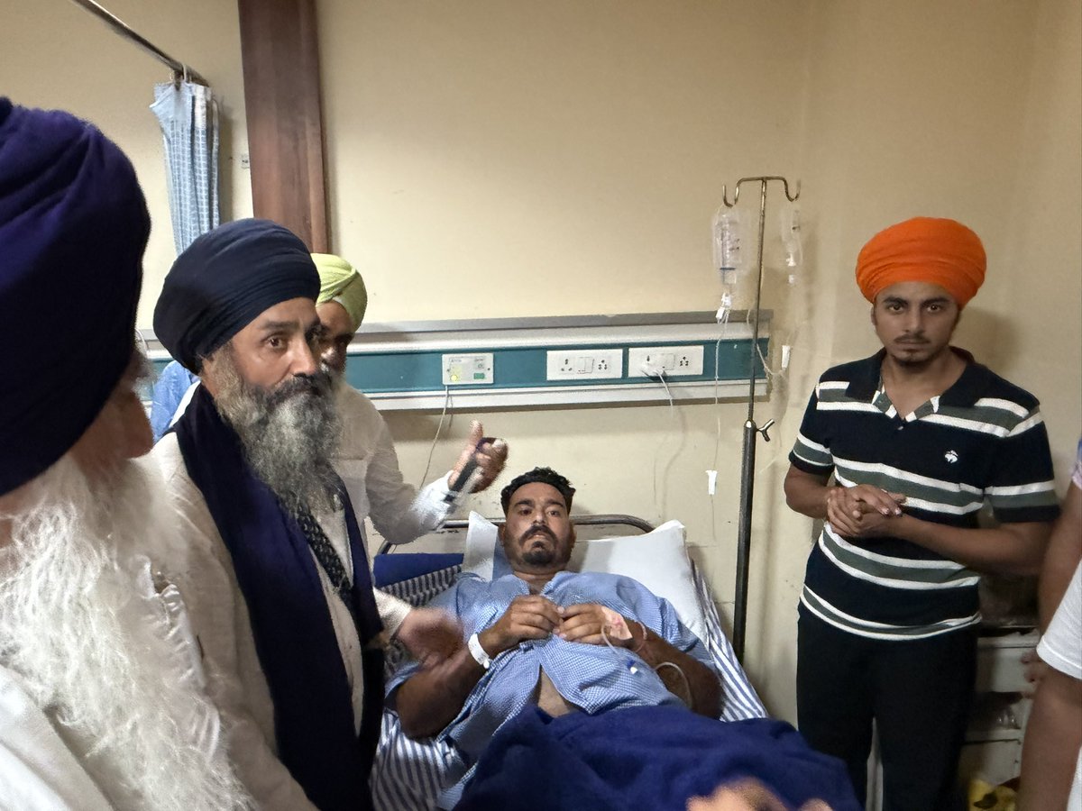 TarsemSofficial's tweet photo. ਬੀਤੇ ਦਿਨ ਹਲਕਾ ਪੱਟੀ (ਤਰਨ ਤਾਰਨ) ਵਿਖੇ ਭਾਈ ਹਰਪ੍ਰੀਤ ਸਿੰਘ ਅਤੇ ਉਨ੍ਹਾਂ ਦੇ ਸਾਥੀਆਂ ਉੱਤੇ ਅਣਪਛਾਤੇ ਹਮਲਾਵਰਾਂ ਵੱਲੋਂ ਗੋਲੀਆਂ ਚਲਾ ਕੇ ਜਾਨਲੇਵਾ ਹਮਲਾ ਕੀਤਾ ਗਿਆ। ਇਸ ਹਮਲੇ ਵਿੱਚ ਉਨ੍ਹਾਂ ਦੇ ਸਾਥੀ ਗੰਭੀਰ ਰੂਪ ਵਿੱਚ ਜ਼ਖ਼ਮੀ ਹੋ ਗਏ ।।
ਅੱਜ ਅਕਾਲੀ ਦਲ ‘ਵਾਰਿਸ ਪੰਜਾਬ ਦੇ’ ਜਥੇਬੰਦੀ ਦੀ ਸੀਨੀਅਰ ਲੀਡਰਸ਼ਿਪ ਵੱਲੋਂ ਜ਼ਖ਼ਮੀ ਨੌਜਵਾਨਾਂ ਨਾਲ ਮੁਲਾਕਾਤ ਕਰਕੇ ਉਨ੍ਹਾਂ ਦਾ ਹਾਲ-ਚਾਲ ਜਾਣਿਆ ਗਿਆ ਅਤੇ ਪਰਿਵਾਰਾਂ ਨਾਲ ਦੁੱਖ ਸਾਂਝਾ ਕੀਤਾ ਗਿਆ।
ਨਾਲ ਹੀ ਅਸੀਂ ਪੰਜਾਬ ਸਰਕਾਰ ਨੂੰ ਅਪੀਲ ਕਰਦੇ ਹਾਂ ਕਿ ਜੋ ਸਰਕਾਰ ਹਰ ਰੋਜ਼ ਗੈਂਗਸਟਰਵਾਦ ਖ਼ਤਮ ਕਰਨ ਦੇ ਵੱਡੇ-ਵੱਡੇ ਦਾਅਵੇ ਕਰਦੀ ਹੈ, ਉਹ ਇਸ ਮੰਦਭਾਗੀ ਘਟਨਾ ਦੇ ਦੋਸ਼ੀਆਂ ਨੂੰ ਜਲਦ ਤੋਂ ਜਲਦ ਗ੍ਰਿਫ਼ਤਾਰ ਕਰਕੇ ਸਖ਼ਤ ਤੋਂ ਸਖ਼ਤ ਕਾਨੂੰਨੀ ਕਾਰਵਾਈ ਯਕੀਨੀ ਬਣਾਏ..
.
#akalidalwarispunjab #youthadwpd #bhaiamritpalsinghji #mpamritpalsingh #cmamritpalsingh