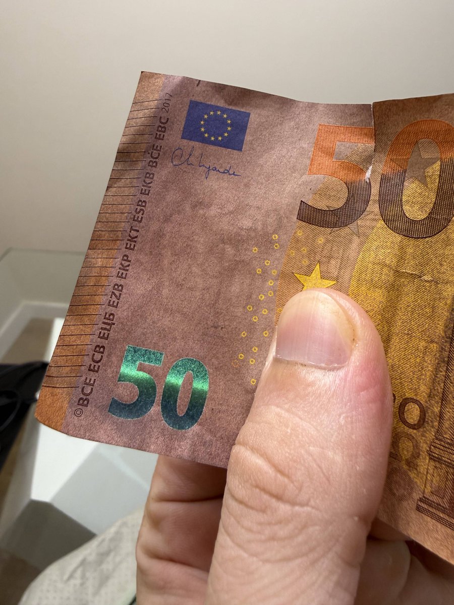 forocoches's tweet photo. He entregado este Billete de 50€ en Mercadona y me lo han denegado …. 😡

Me dan en la ferretería un billete auténtico pero reventado y con un color rarísimo (medidas de seguridad e hilos intactos, cero dudas). Voy al Mercadona y el coordinador se niega a aceptarlo "porque no sabe si es verdadero". 

https://t.co/vtKYOqK05a
