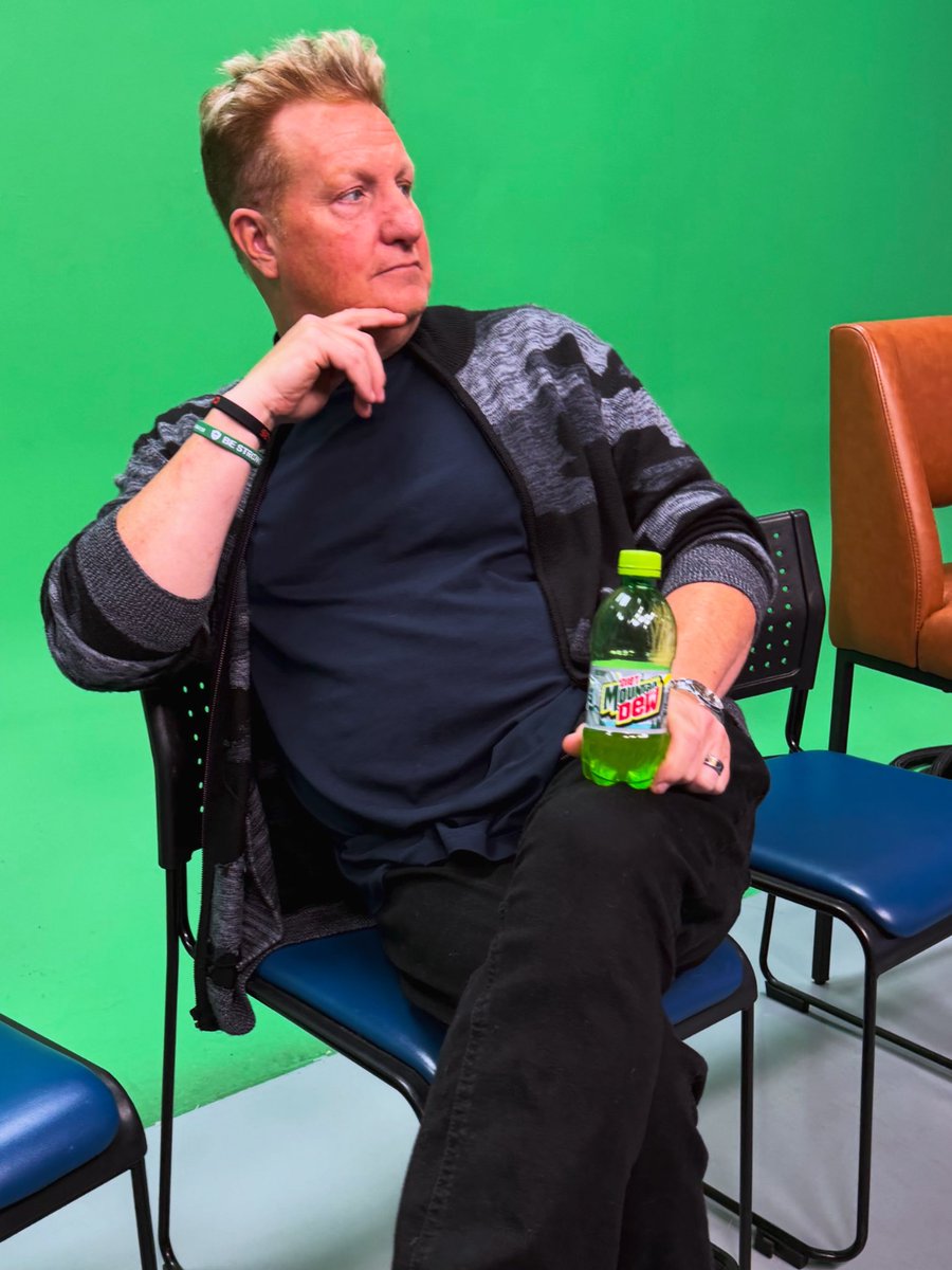 GaryLevox's tweet photo. Coffee? I think I’ll dew things my way this morning. @MountainDew 😎 https://t.co/oQH2QHH9nr