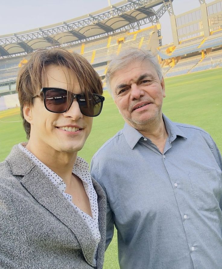 mohsinxbleloved's tweet photo. Happy Birthday Abbajaan<3🤍
|| #MohsinKhan #Abbajaan || https://t.co/QF3C0T4krk