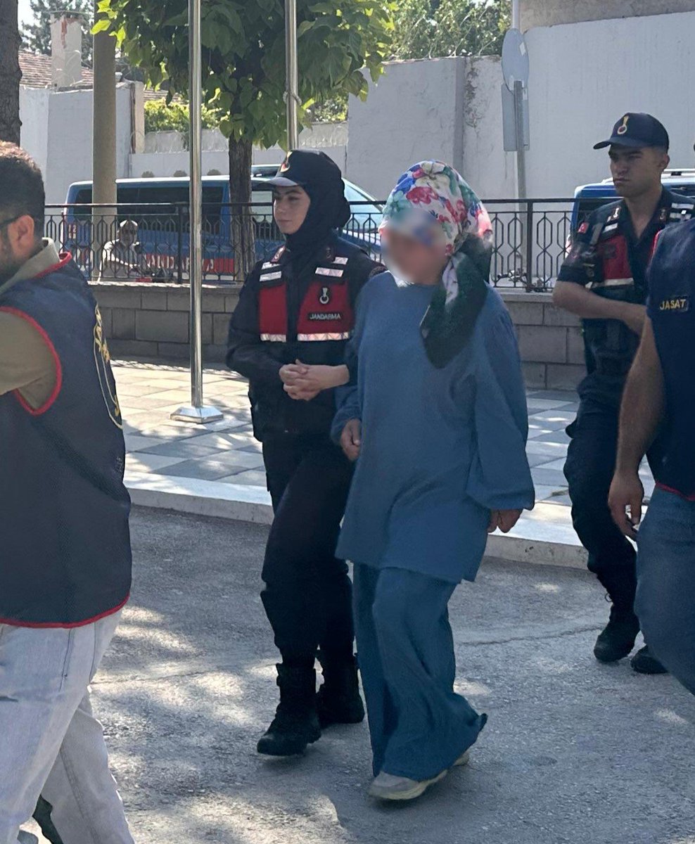 darkwebhaber's tweet photo. Afyonkarahisar'da yüksekten düştüğü iddiasıyla kaldırıldığı hastanede hayatını kaybeden 4 yaşındaki çocuğun cinayete kurban gittiği ortaya çıktı.

Çocuğun annesinin, oğlunun ölümünden 3 gün sonra katil ile evlendiği öğrenildi.

Şahıs tutuklandı, anne ise adli kontrolle serbest bırakıldı.