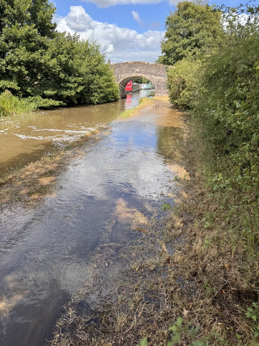 Tomkinsonpaul's tweet photo. Another breach on the Llangollen canal, this time near Nantwich, lots of fields flooded!

@nantwichnews @BBCNWT https://t.co/l2sa94R7tF