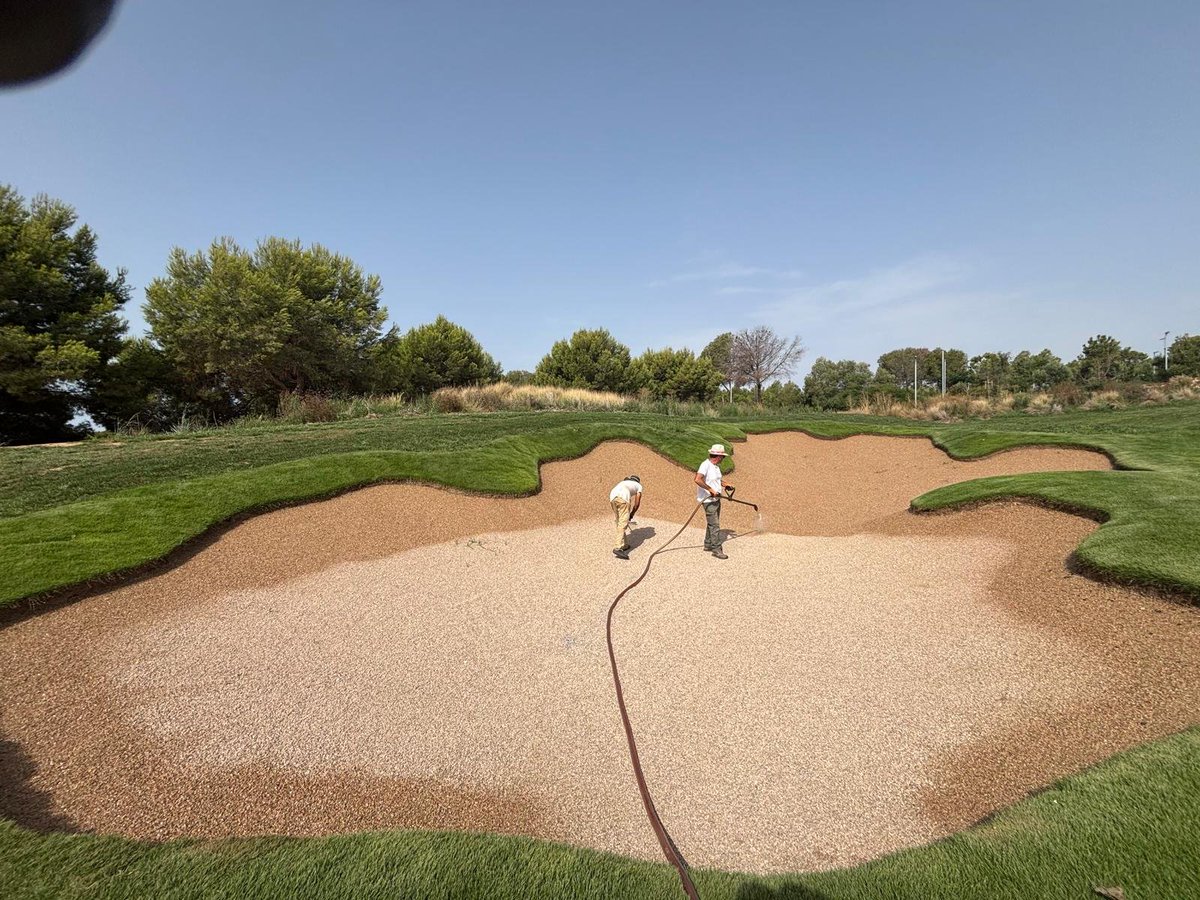 Mafergolf's tweet photo. Una renovación de bunkers no termina con la colocación de la arena.

Preparación, ejecución técnica, drenaje, estabilidad y uniformidad forman parte del trabajo desarrollado por Mafer Golf en Santana Golf con Better Billy Bunker.

#BetterBillyBunker #GolfIndustry https://t.co/Rr4Lkx5yV3