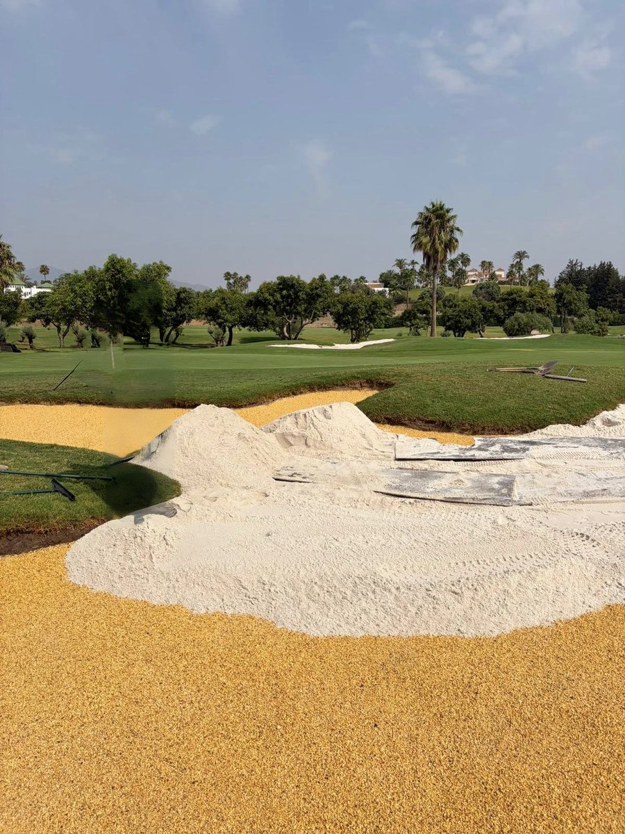 Mafergolf's tweet photo. Una renovación de bunkers no termina con la colocación de la arena.

Preparación, ejecución técnica, drenaje, estabilidad y uniformidad forman parte del trabajo desarrollado por Mafer Golf en Santana Golf con Better Billy Bunker.

#BetterBillyBunker #GolfIndustry https://t.co/Rr4Lkx5yV3