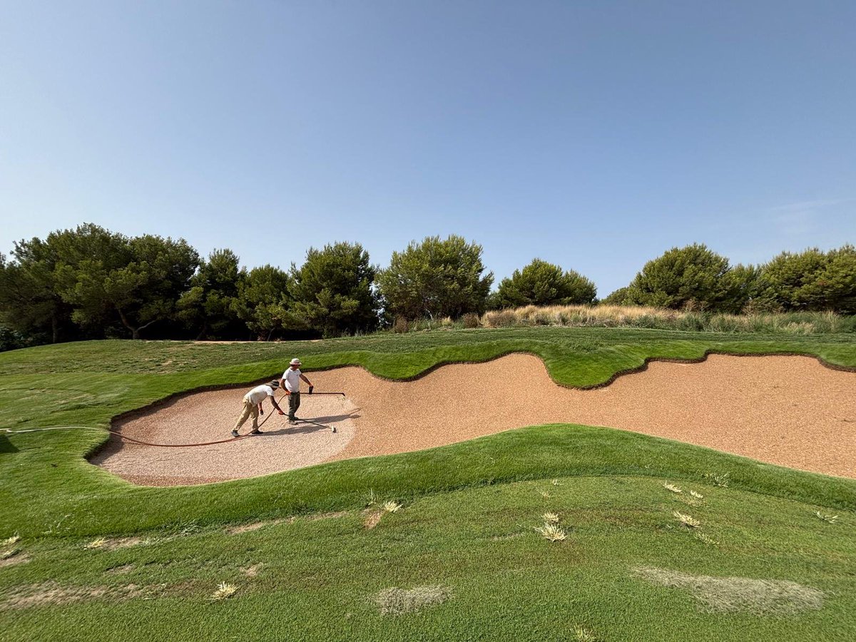 Mafergolf's tweet photo. Una renovación de bunkers no termina con la colocación de la arena.

Preparación, ejecución técnica, drenaje, estabilidad y uniformidad forman parte del trabajo desarrollado por Mafer Golf en Santana Golf con Better Billy Bunker.

#BetterBillyBunker #GolfIndustry https://t.co/Rr4Lkx5yV3
