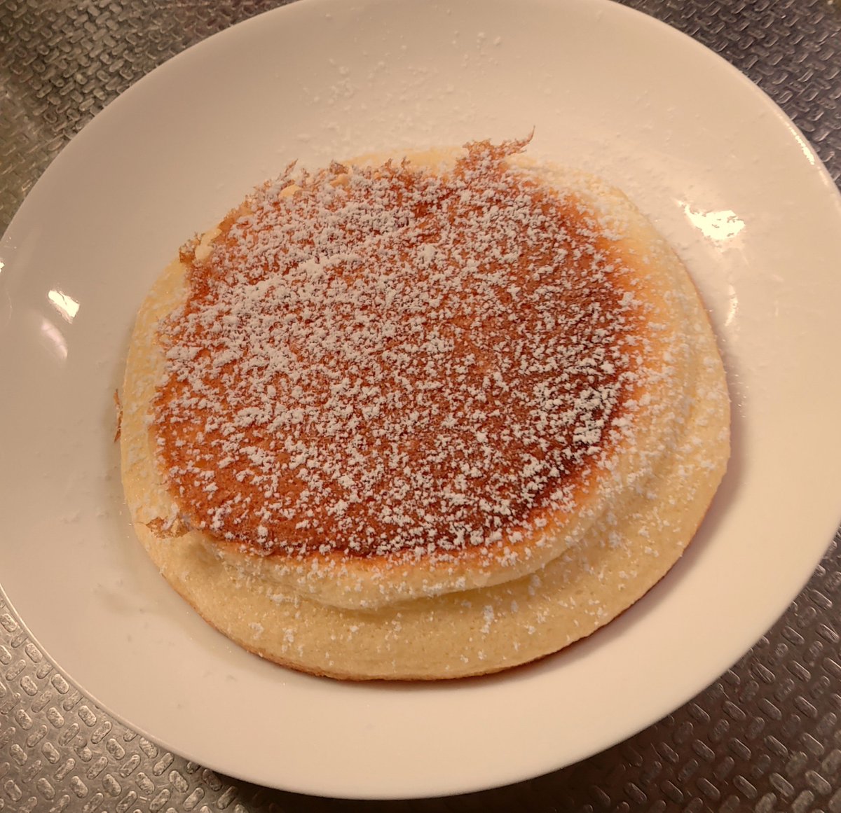 rodeoboyshadow's tweet photo. スフレパンケーキ焼いてましたなう。

上から撮るとあまりふわふわに見えない… https://t.co/fnItUmAYh3