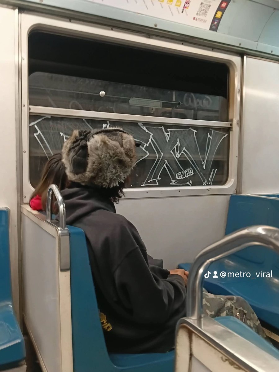 MetroViralMx's tweet photo. #ULTIMAHORA 

Denuncian a una parejita de jóvenes vandalizando los vidrios de un Tren del Metro de Ciudad de México 🇲🇽 @MetroCDMX 

Usuarios reportan qué al momento de pedir apoyo a personal de vigilancia del #MetroCDMX NO HABÍA NADIE, ya qué pasaban de las 11 pm… y como ya sabemos, ellos se van temprano…❌🚨