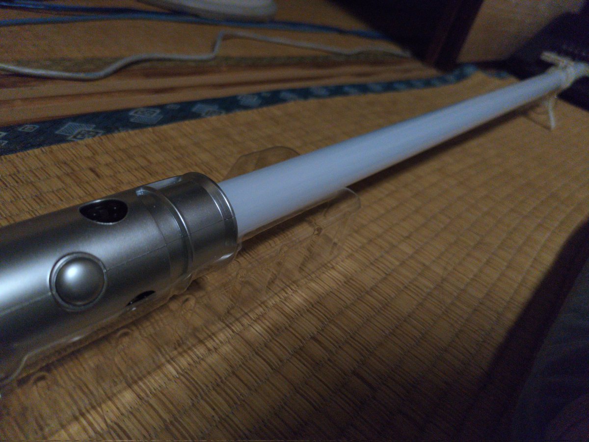 iikousui's tweet photo. 元の台と100均の洗濯ばさみで挟んだらちょうどスタンドになってウケる
ちゃんとしたスタンド欲しい〜
みんなどうやってライトセーバー飾ってるんやろう https://t.co/bbZtgJcXLo