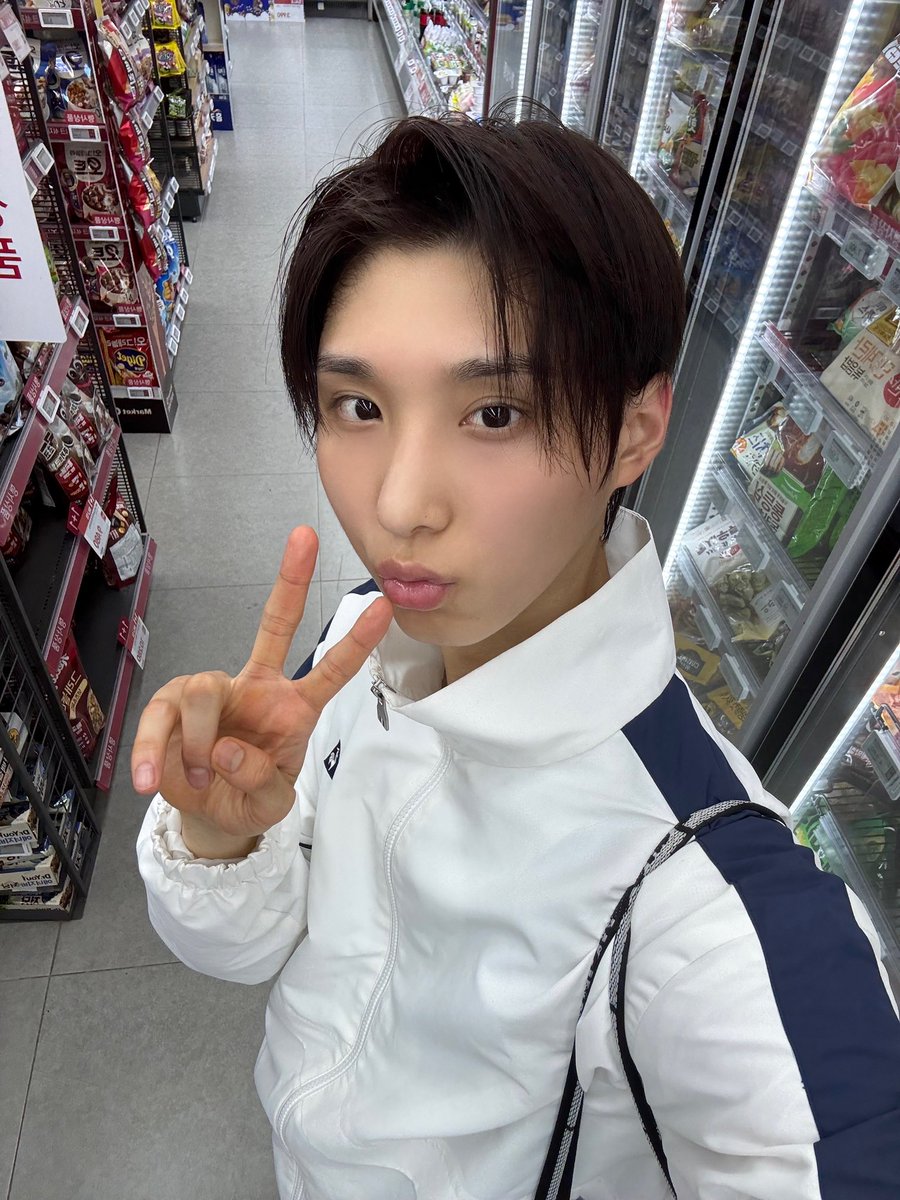 gunbamee_'s tweet photo. 완전 구운왕란이고,
운동직후인지볼도빨갛고,
마트한가운데에서✌️하구 찍은게

너무 ㄱㅇㅇ .. https://t.co/WTf7BgUEYt