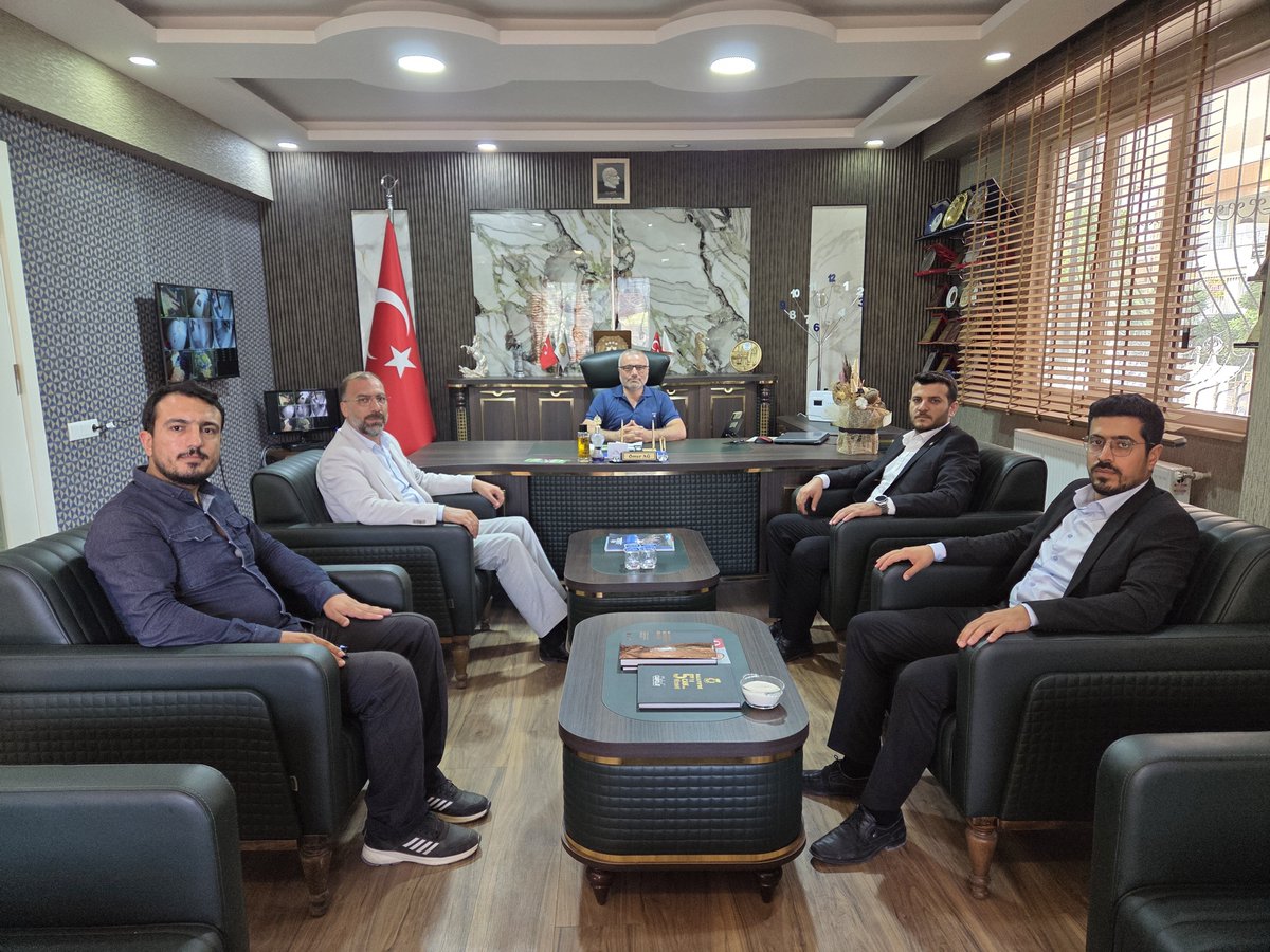 FarukPolat_'s tweet photo. Türkiye İnternet Gazeteciliği Derneği (TİGAD) Şanlıurfa İl Temsilcisi ve Kulis TV Genel Yayın Yönetmeni Mehmet Yetim'i ziyaret ettik. 

Ziyaretimizde, Şanlıurfa’nın sorunları ve çözüm önerilerini ele aldığımız Şanlıurfa Özel Platformu hakkında bilgilendirmelerde bulunarak, bu kapsamda hazırladığımız “Şanlıurfa’nın Sorunları ve Çözüm Önerilerimiz” kitapçığını kendilerine takdim ettik.

Nazik misafirperverlikleri için teşekkür ediyorum.

@HurDavaPartisi
@HudaPariletisim
@mehmetyetim63
@omerag63
@KulisTivi