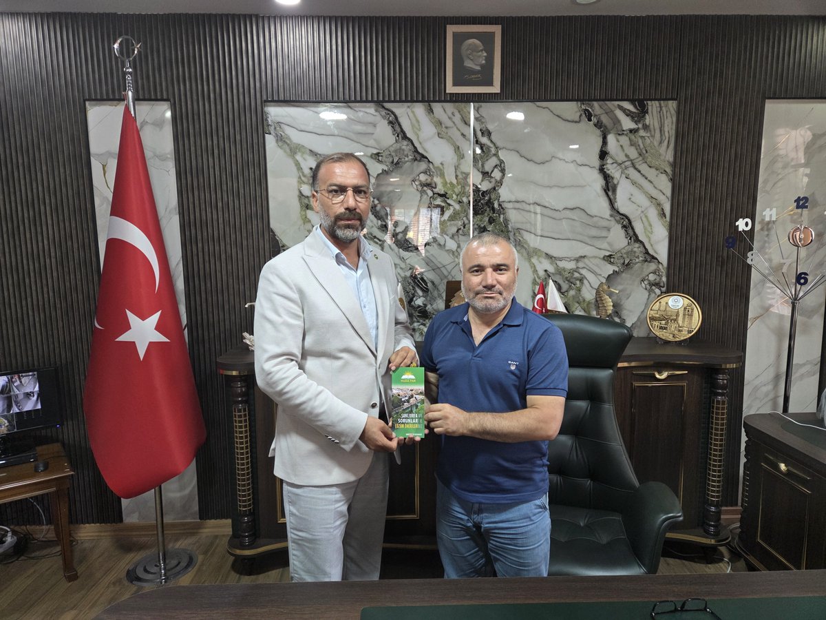 FarukPolat_'s tweet photo. Türkiye İnternet Gazeteciliği Derneği (TİGAD) Şanlıurfa İl Temsilcisi ve Kulis TV Genel Yayın Yönetmeni Mehmet Yetim'i ziyaret ettik. 

Ziyaretimizde, Şanlıurfa’nın sorunları ve çözüm önerilerini ele aldığımız Şanlıurfa Özel Platformu hakkında bilgilendirmelerde bulunarak, bu kapsamda hazırladığımız “Şanlıurfa’nın Sorunları ve Çözüm Önerilerimiz” kitapçığını kendilerine takdim ettik.

Nazik misafirperverlikleri için teşekkür ediyorum.

@HurDavaPartisi
@HudaPariletisim
@mehmetyetim63
@omerag63
@KulisTivi