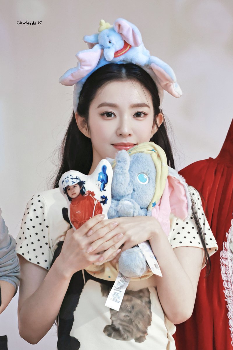 cloudyede's tweet photo. 260806 메이크스타 팬싸 Makestar fansign
덤보😖🤏🏻

#IRENE #아이린 #RedVelvet #레드벨벳 https://t.co/yawKW9fIre