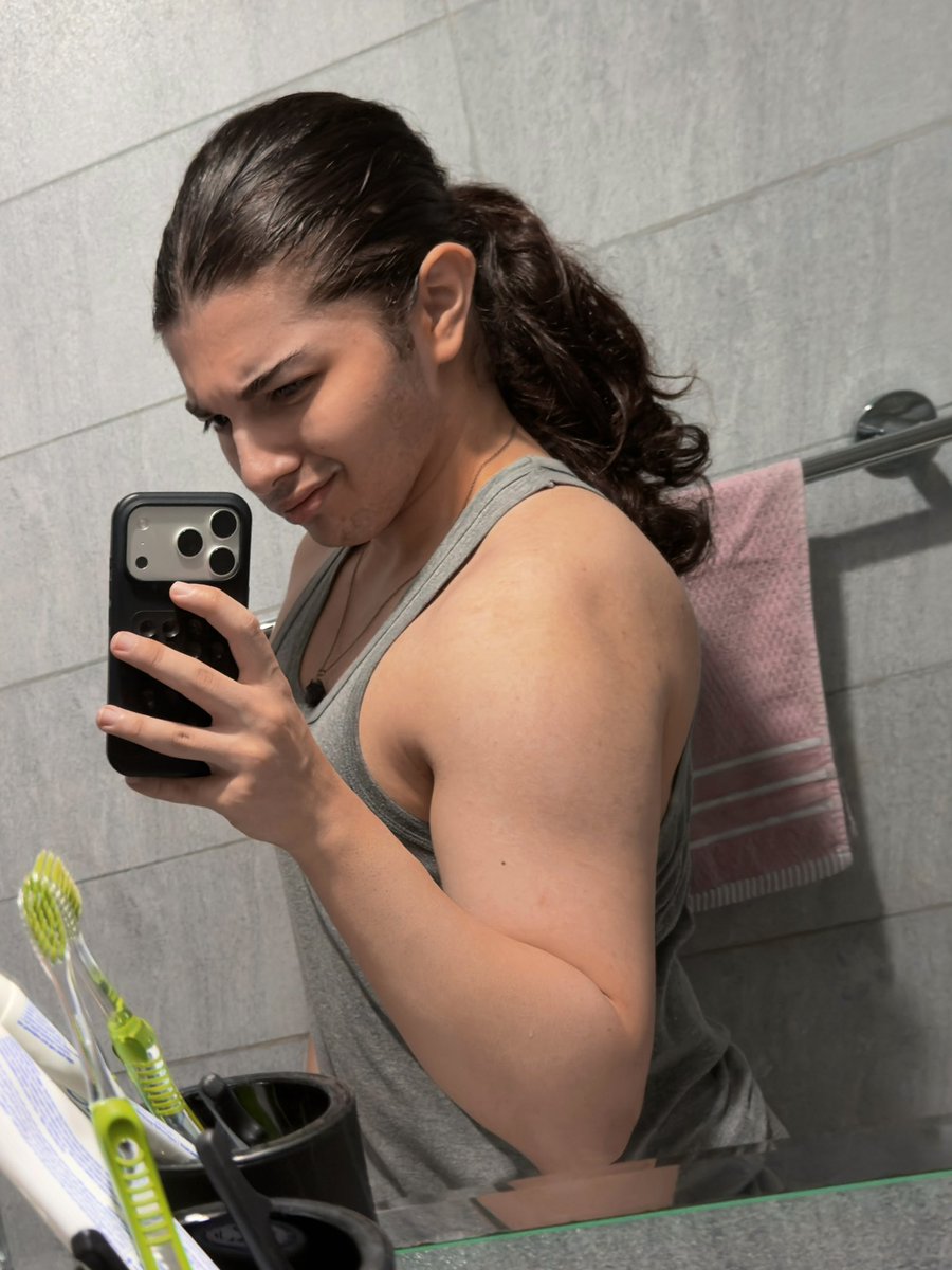adaminvalescoo's tweet photo. It was leg day I feel paralyzed lol https://t.co/dFYPEKHjaM