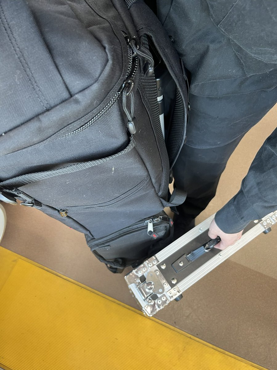 BabAkyaNN's tweet photo. 久々に、荷物まみれの、全持ち込み録音。

PCから全部持ち込みの日、なにか忘れ物してそうで怖い⊂( ᴖ ̫ᴖ)⊃

無事6曲、ドラム録り終了。なにより。 https://t.co/RG2zy4wTPY