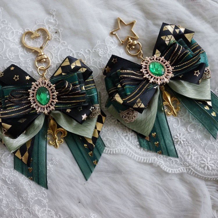Lanoche_id's tweet photo. Halo semuanya! 🥹✨ Udah lama nggak buka PO. Kalau aku buka PO gantungan pita vintage seperti ini, ada yang berminat nggak? 👀💚

#keychainvintage #gantungantas https://t.co/2h3QqdnGCf