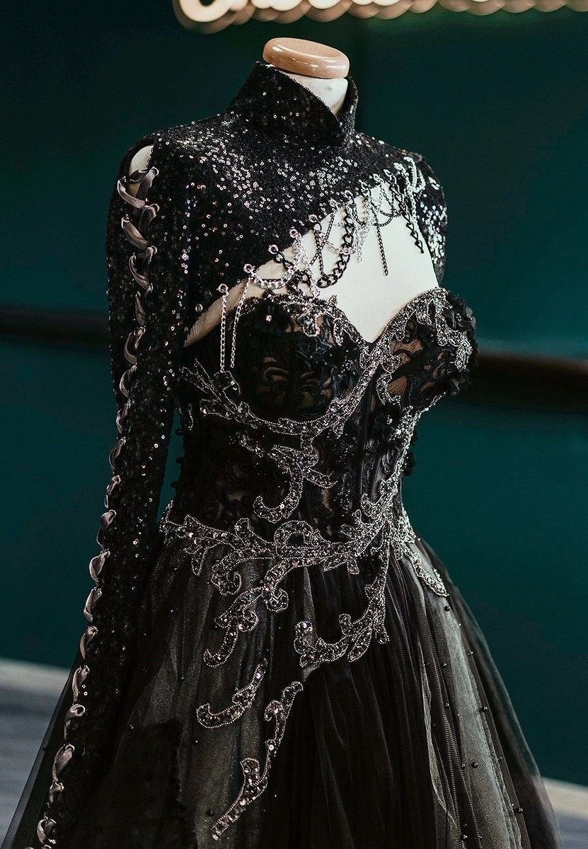 auroraakiss's tweet photo. romantic wedding dress🖤 https://t.co/QmlElc05kc