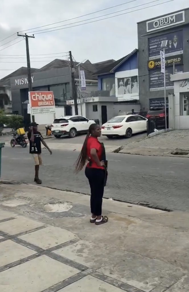 _Nsznn's tweet photo. Hilda baci is on the road begging people to come and patronize her restaurant at a cheap discounted rate.  😭😭 https://t.co/V7922pkejl