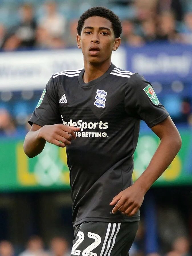 BellinghamBRA's tweet photo. 📲 Atualização do Birmingham City com Jude Bellingham no Instagram.

“#NesteDia, em 2019, o jovem Jude Bellingham fez sua estreia profissional contra o Portsmouth, tornando-se o jogador mais jovem da história dos Blues. 💙” https://t.co/SSweh6QweX