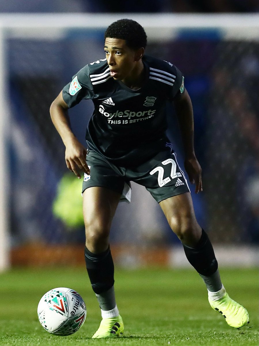 BellinghamBRA's tweet photo. 📲 Atualização do Birmingham City com Jude Bellingham no Instagram.

“#NesteDia, em 2019, o jovem Jude Bellingham fez sua estreia profissional contra o Portsmouth, tornando-se o jogador mais jovem da história dos Blues. 💙” https://t.co/SSweh6QweX