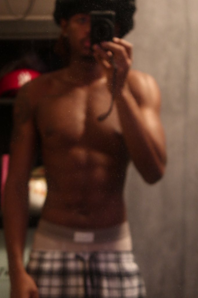 Dantae_18's tweet photo. i love my physique https://t.co/SYhX7sxbJP