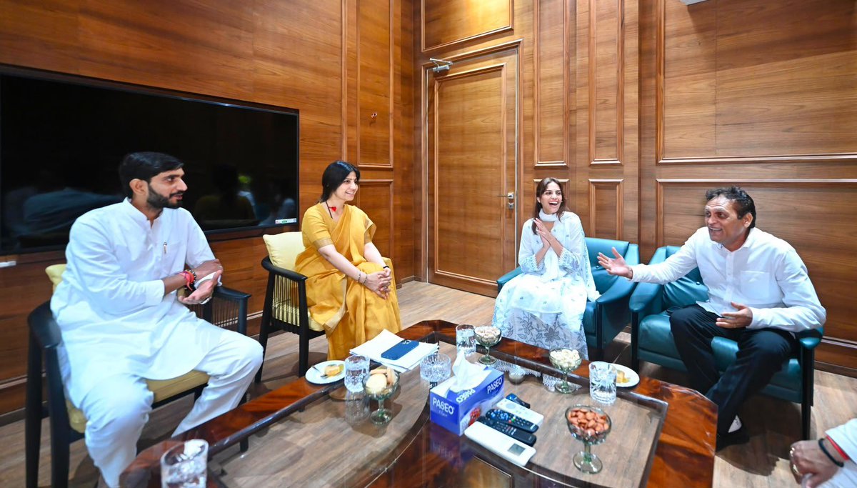 socialistaditya's tweet photo. रिया अहीर जैसी बेटियाँ उम्मीद की नई मिसाल हैं। जब युवा अपने अधिकारों और सपनों के लिए बेखौफ खड़े होते हैं, तो लोकतंत्र मजबूत होता है। सवाल यह है कि युवाओं की आवाज़ दबाने, उन्हें डराने और अपमानित करने वालों पर कार्रवाई कब होगी? युवाओं के हक और सम्मान पर चुप्पी क्यों? https://t.co/qT5gJKYvaH