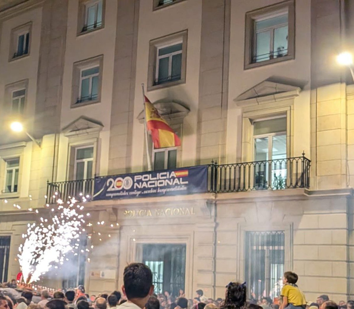 Landerlandia's tweet photo. Esta pancarta sigue presidiendo la comisaría, politizando las fiestas de Gasteiz con un relato ofensivo para la #M3MORIA de las víctimas. Celebrar 200 años ininterrumpidos de la policía, en el 50 aniversario de la masacre impune de @Martxoak3, es un ataque a la convivencia. https://t.co/xpYhlXIuk4