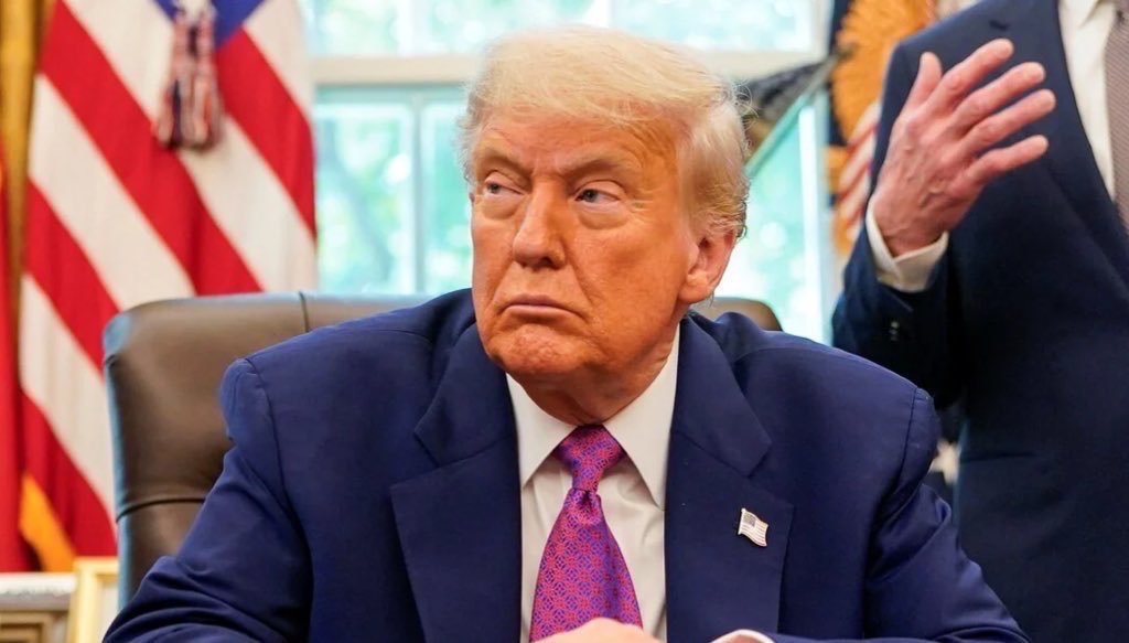 AlertinGuru's tweet photo. JUST IN: 🇺🇸 President Trump privately told Republican donors, “We need to elect JD” in 2028, The Washington Post reports. https://t.co/63P5gmN6P0
