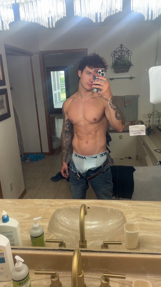 EthanSnowxx's tweet photo. I'll keep going if you say pretty please 😛 https://t.co/AOwUdX5dpe