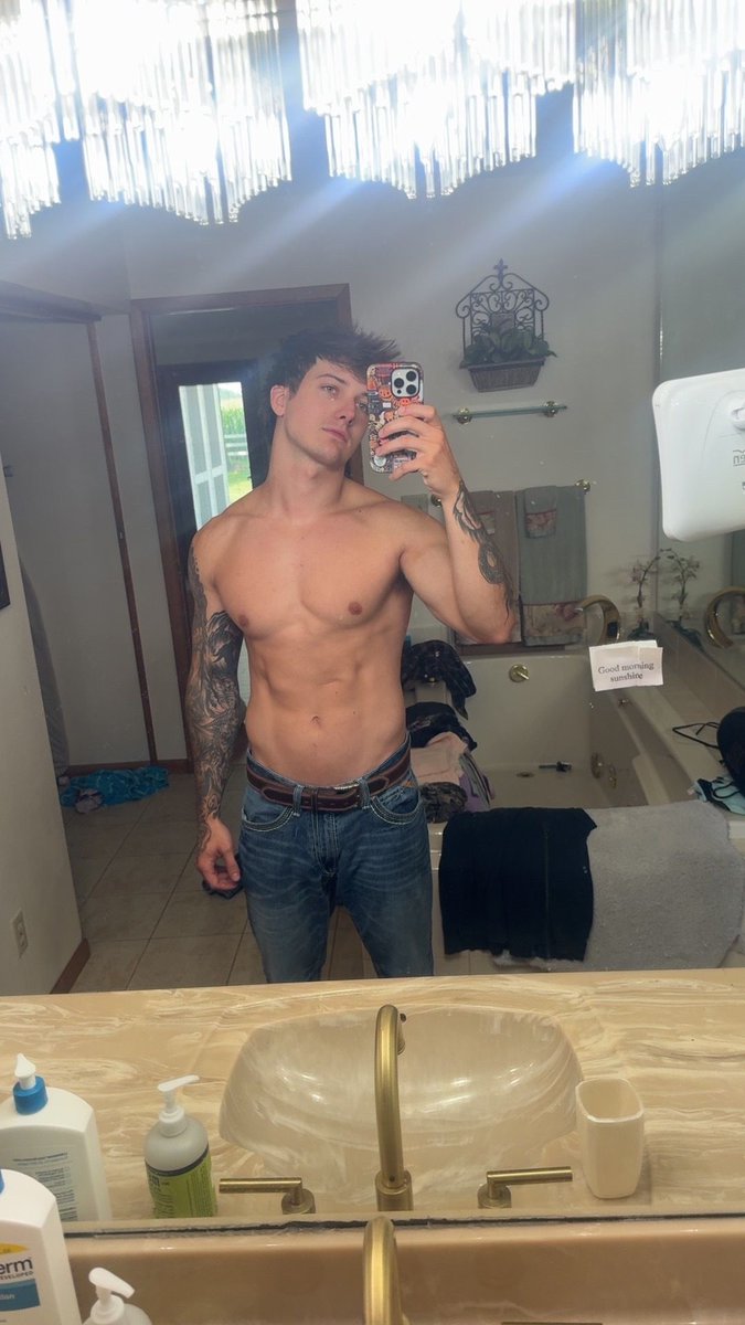 EthanSnowxx's tweet photo. I'll keep going if you say pretty please 😛 https://t.co/AOwUdX5dpe