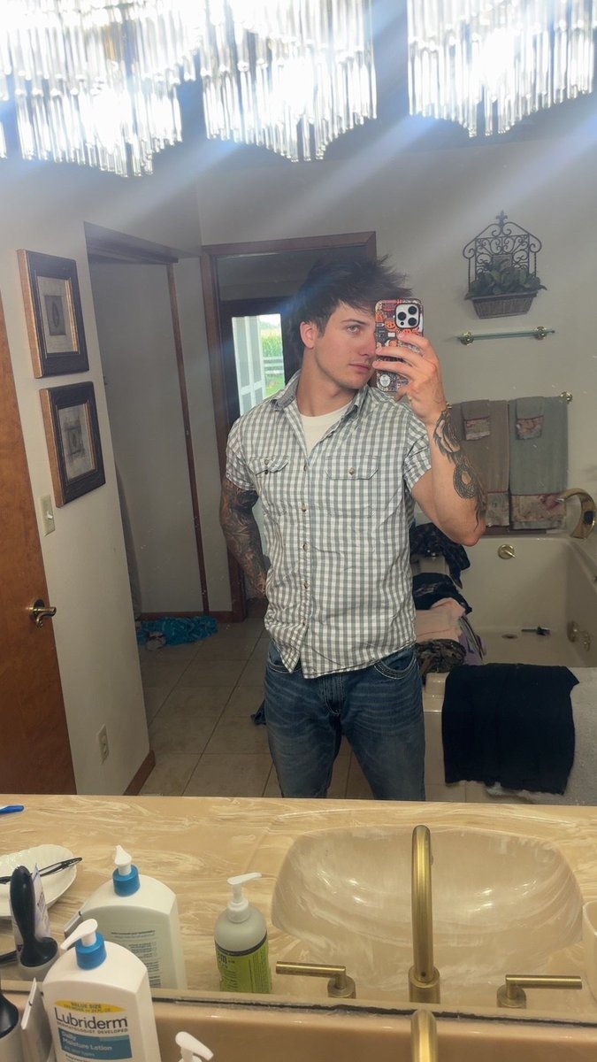 EthanSnowxx's tweet photo. I'll keep going if you say pretty please 😛 https://t.co/AOwUdX5dpe