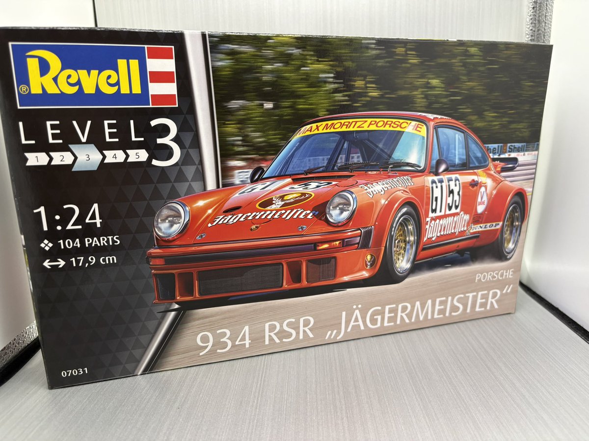 modeler_takuya's tweet photo. 〜Porshe934 Jagermeister〜
コブラの塗装乾燥待ちで手が空いたので、こちらを進めていきます🫡
ボンネットが別パーツで内部も細かな再現されててヤバす……塗り分けが😅
#カーモデル #ポルシェ934 #Porshe #36ブース #パカパカギミック https://t.co/uIw41dvOHJ